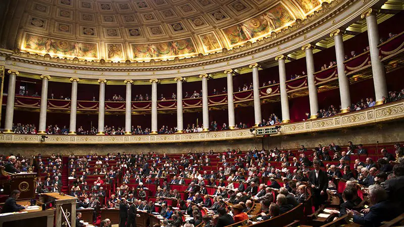 **Une loi liberticide et totalitaire réprimant …