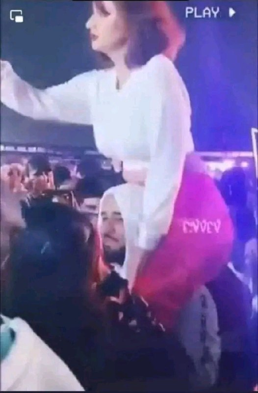 **احد المشايخ يحمل زوجته من مكه …