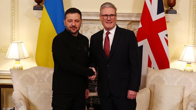 Starmer hugs Zelenskyy ahead of crisis …