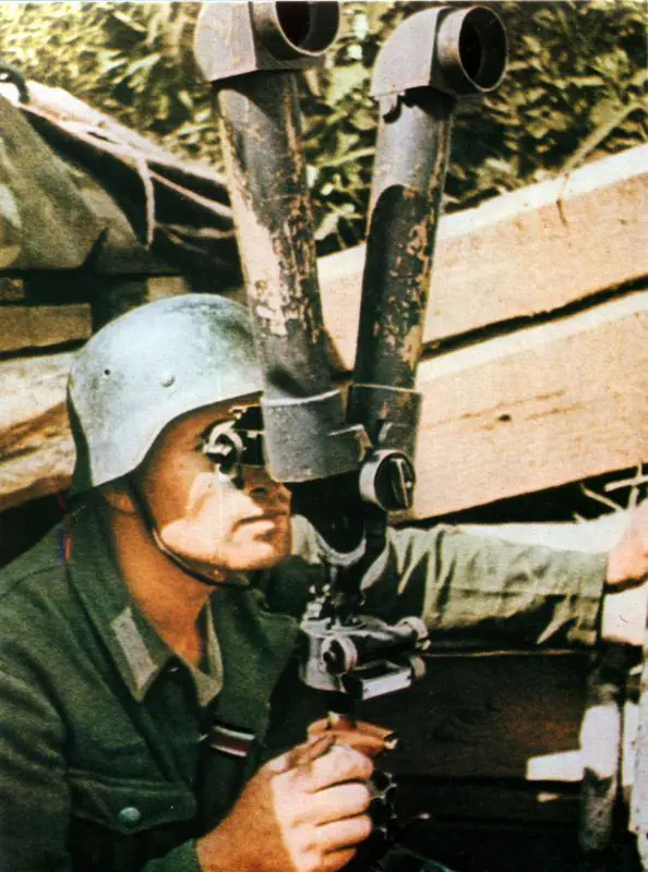Немецкий солдат у стереотрубы осматривает позиции …
