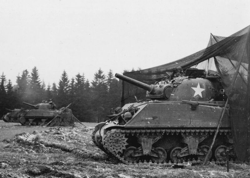 Американские танки M4A3(105) «Шерман» 750-го танкового …