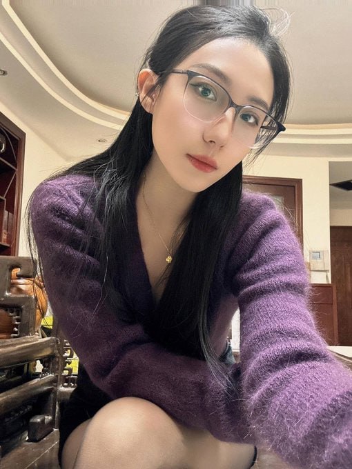撩这个撩那个有什么好厉害的呀！哼，某些男人就知道吹嘘自己，有本事就把我撩到你心里***🫢***，做你唯一一个不干涉家庭、工作方面的心上人。其实我本人从不看中外表，身材，金钱，因为自己也喜欢寻找快感，互相玩的开心快乐才是人生的尽头 你觉得呢？