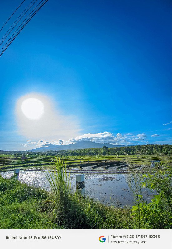 "Gunung berbisik dibawah selimut awan, sawah …