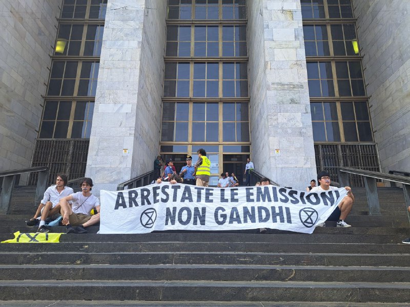 *****🔴*** OCCUPATO L’INGRESSO DEL TRIBUNALE DI …