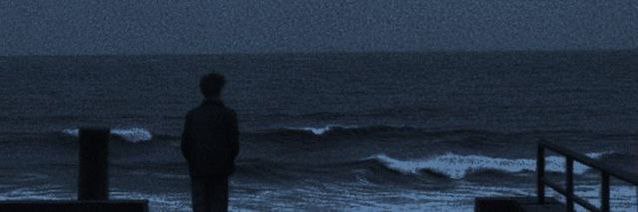 ‏كُلُّ شيءٍ كان يصرخ: البحرُ، والرّياح، …
