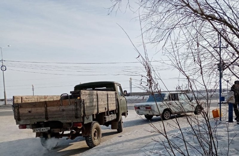 За колонки с водой на улицах …