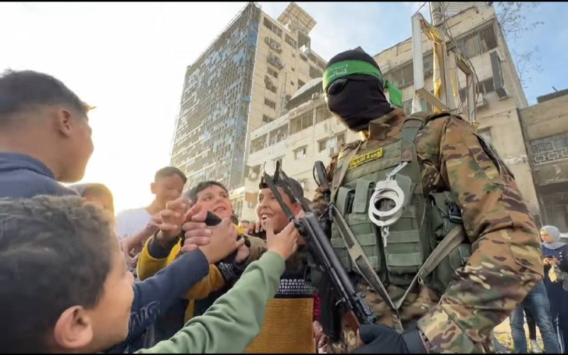 لا ريب انّ الطفلَ يخشى السلاح …