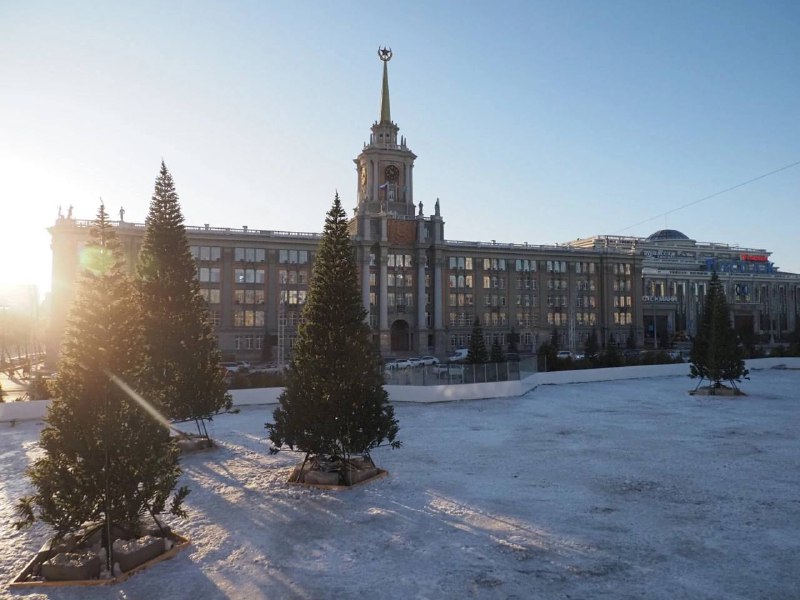 Мэр Екатеринбурга протестирует каток на площади …