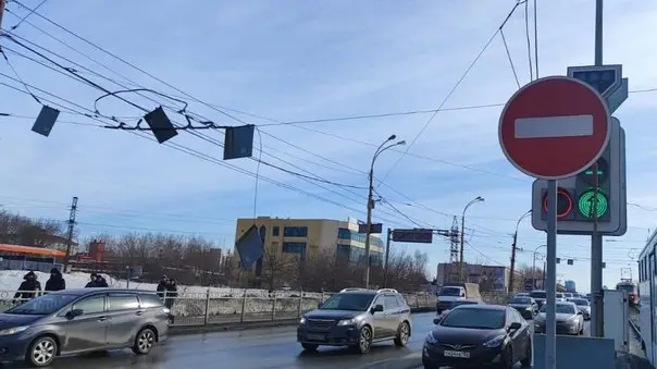 В Екатеринбурге из-за обрыва проводов встали …