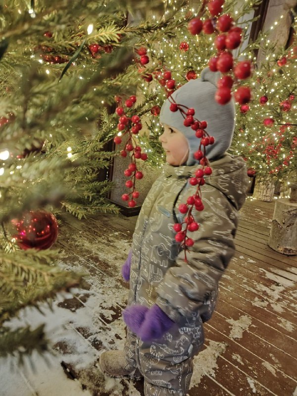 Юля мало читает, потому что изучает …