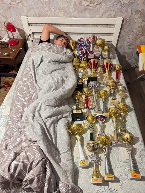 *Просыпаюсь каждое утро в окружении успеха* …