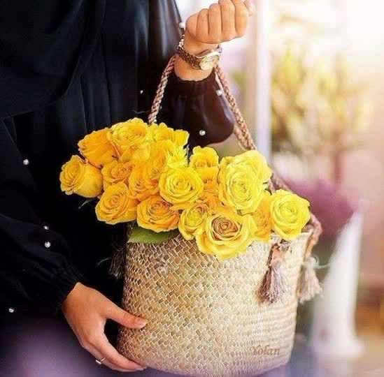دستی که گل میده