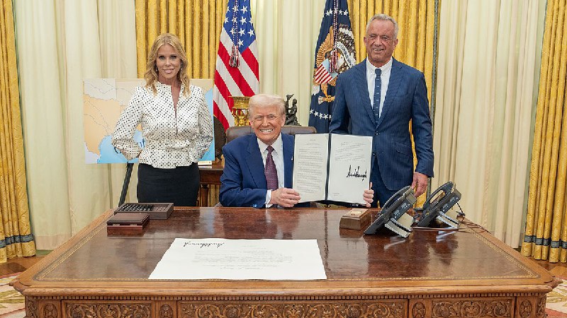 [***Trump gründet Kommission für chronische Krankheiten …