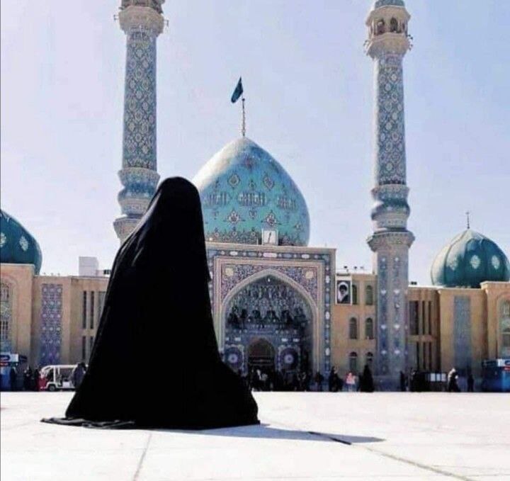 **قَلبي بَين يَديك وَ عَبائَتي حُباً …