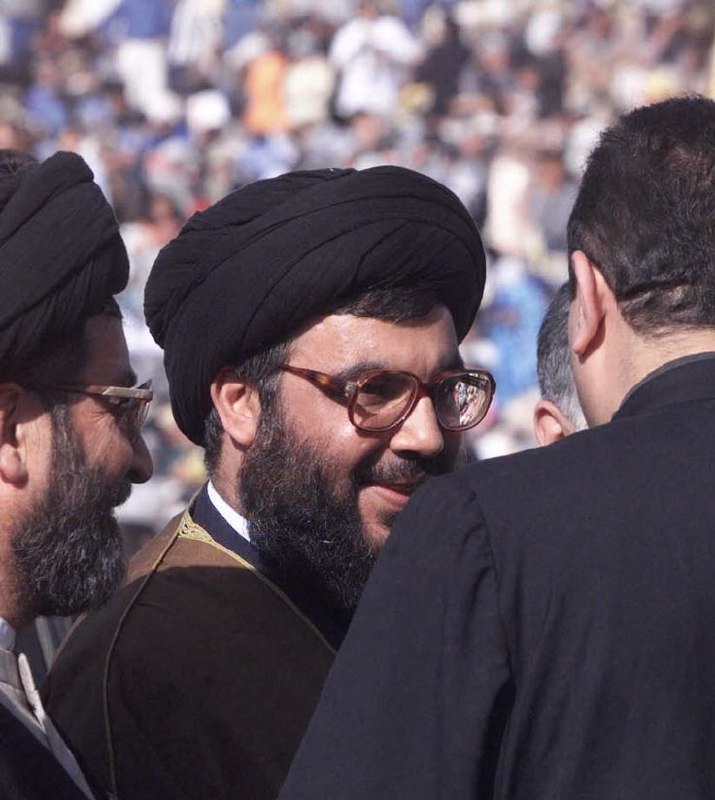 **‏وَكُّلُ الذِّكرَياتِ لَا زَالت تُشقِيني